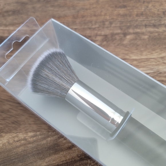 New Japonesque Professional Buff and Blend Makeup Cosmetic Brush - Picture 3 of 4